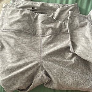 All in motion leggings. Size large. I don’t like how thick the material is.